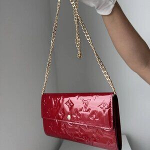 LOUIS VUITTON VERNIS CANDY APPLE SARAH WALLET MADE IN FRANCE. With Chain